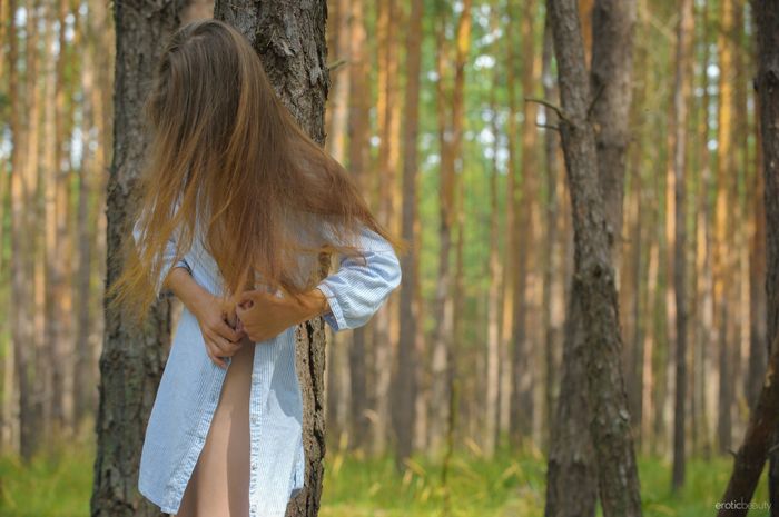 Молодая голая девушка прогуливается по лесу нагой 