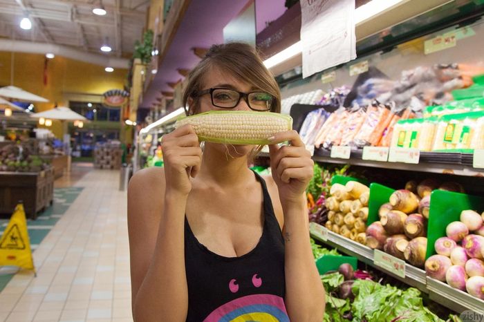 Молодая девушка демонстрирует свои сиси прямо в супермаркете 