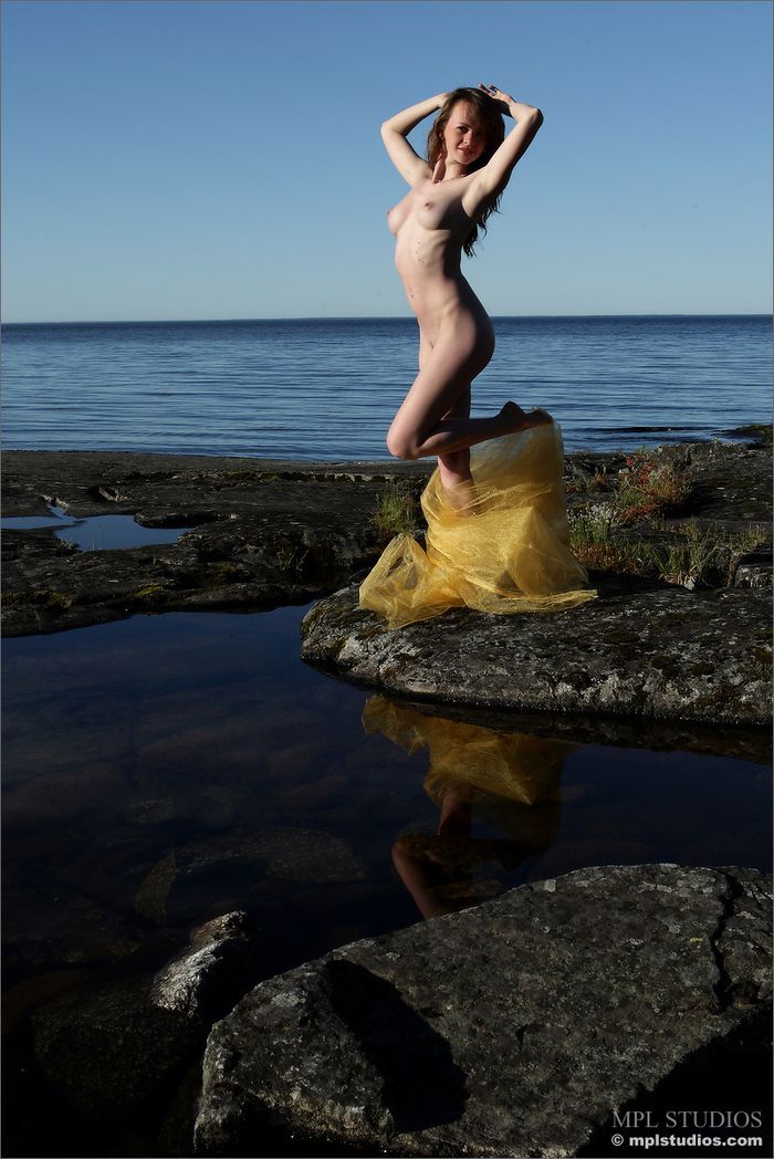 Резвая девка на берегу моря устроила фотосессию 