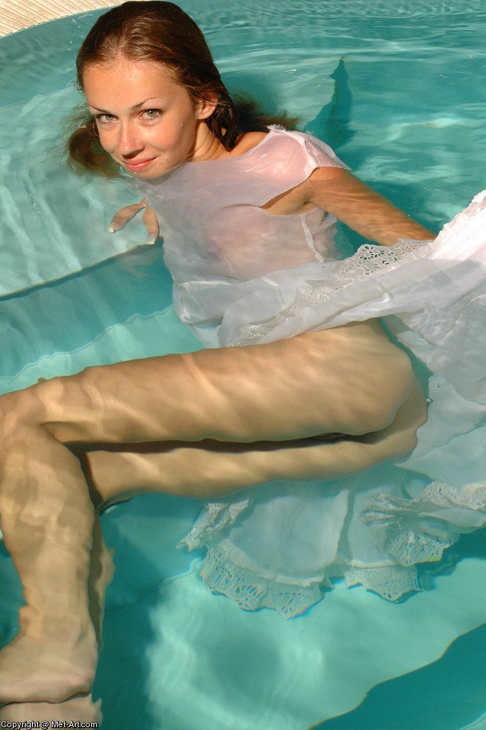 Умопомрачительные девченки голенькие под водой оголят свои тела 