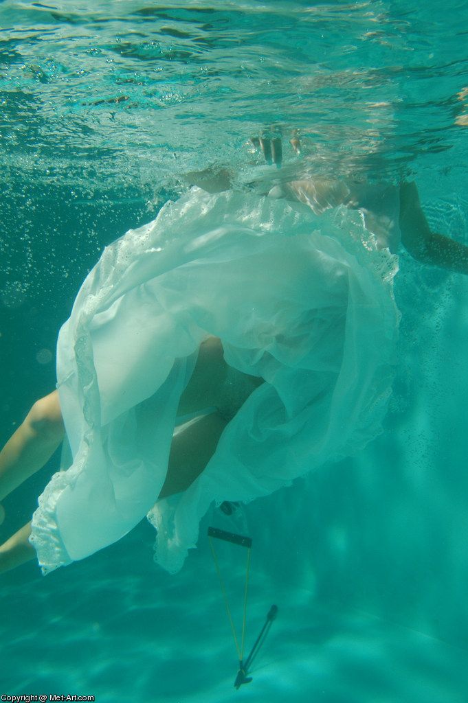 Умопомрачительные девченки голенькие под водой оголят свои тела 