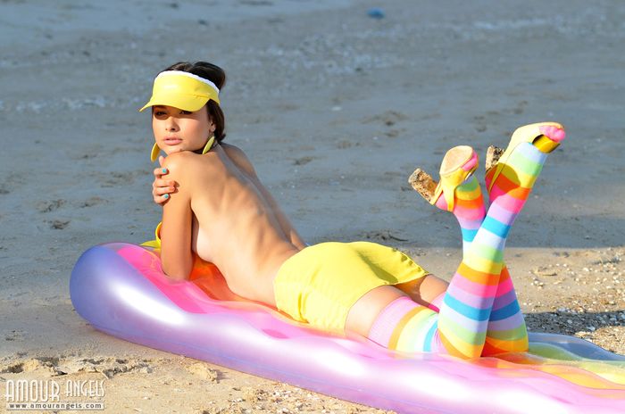 Фотки голых девушек брюнетки в чулках на пляже 