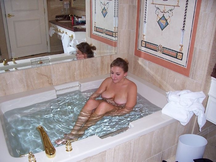 Голые пьяные девки фото в ванной 