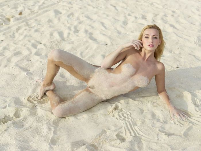 Очень красивое фото нудистов на пляже 