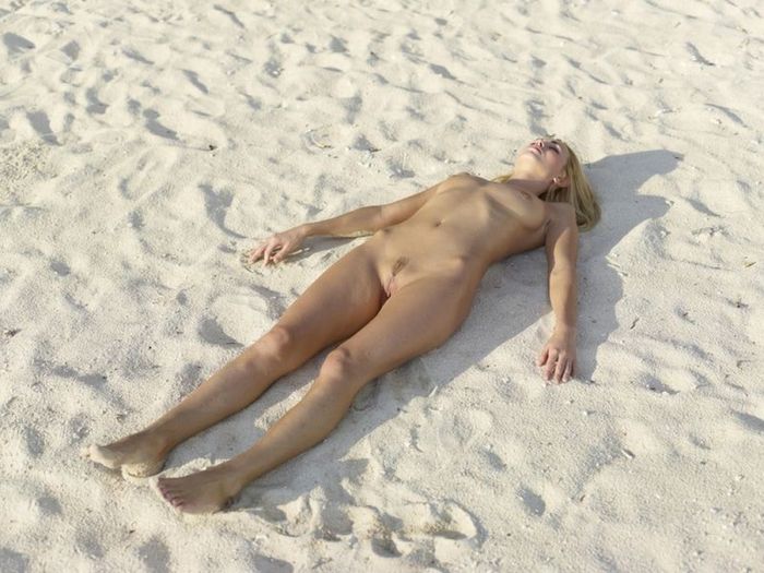 Очень красивое фото нудистов на пляже 